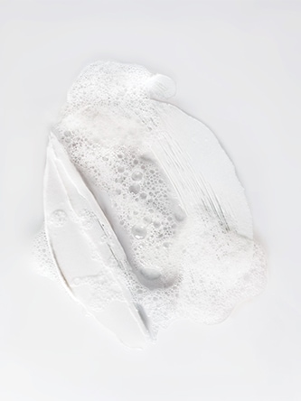 Crème-en-mousse nettoyante revitalisante Cette crème nettoyante riche haute performance se transforme en une micromousse dense pour éliminer les impuretés tout en renforçant la barrière de la peau.