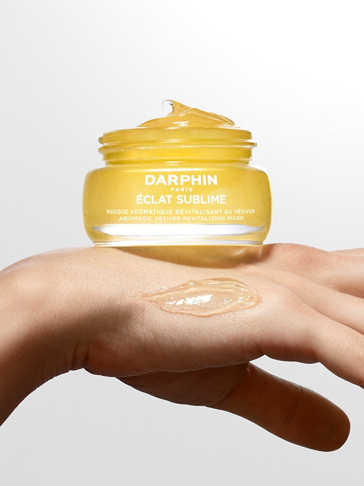 Éclat Sublime Aromatic Vetiver Revitalizing Mask A nourishing oil mask, with the serene aroma of Vetiver Extract, to renew and revitalize skin.