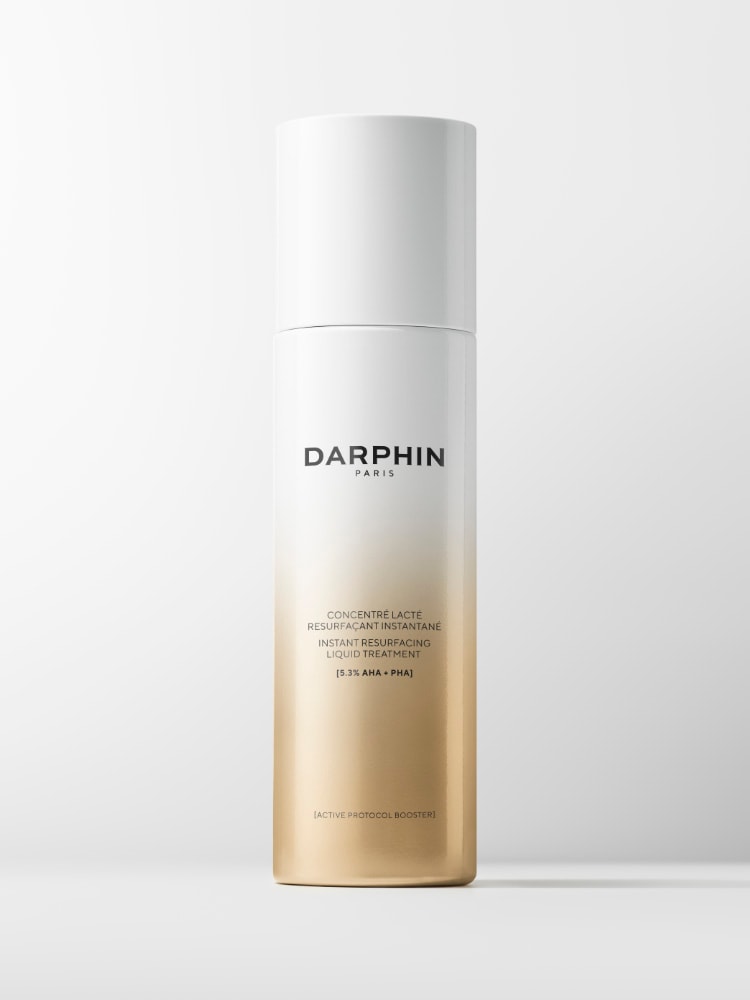 TRAITEMENT LIQUIDE RESURFAÇANT INSTANTANÉ Un traitement liquide resurfaçant concentré pour aider à éliminer les accumulations obstruant les pores et révéler un teint plus lisse, plus lumineux et plus jeune. Aussi léger qu’une essence, aussi puissant qu’un sérum. Pour des résultats visiblement transformateurs.
