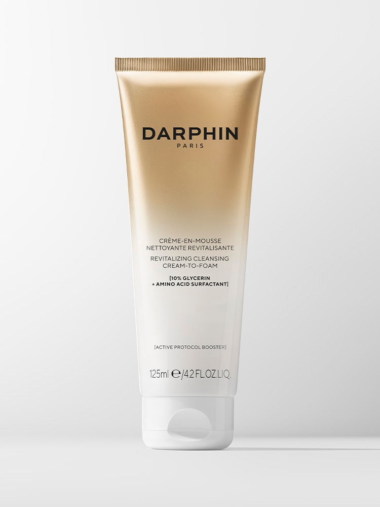 Crème-en-mousse nettoyante revitalisante Cette crème nettoyante riche haute performance se transforme en une micromousse dense pour éliminer les impuretés tout en renforçant la barrière de la peau.
